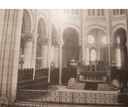 L'orgue de choeur primitif derrière le Maître Autel