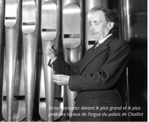 Victor Gonzalez devant le plus grand et le plus petit des tuyaux de l’orgue du palais de Chaillot
